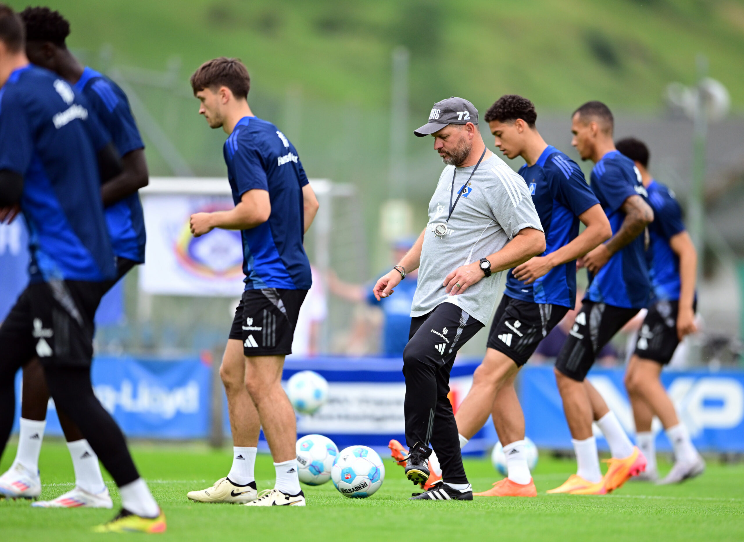 HSV-Trainer Steffen Baumgart spielt im Training einen Pass