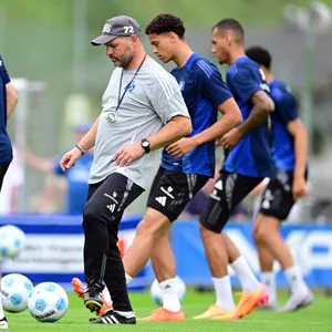 HSV-Trainer Steffen Baumgart spielt im Training einen Pass