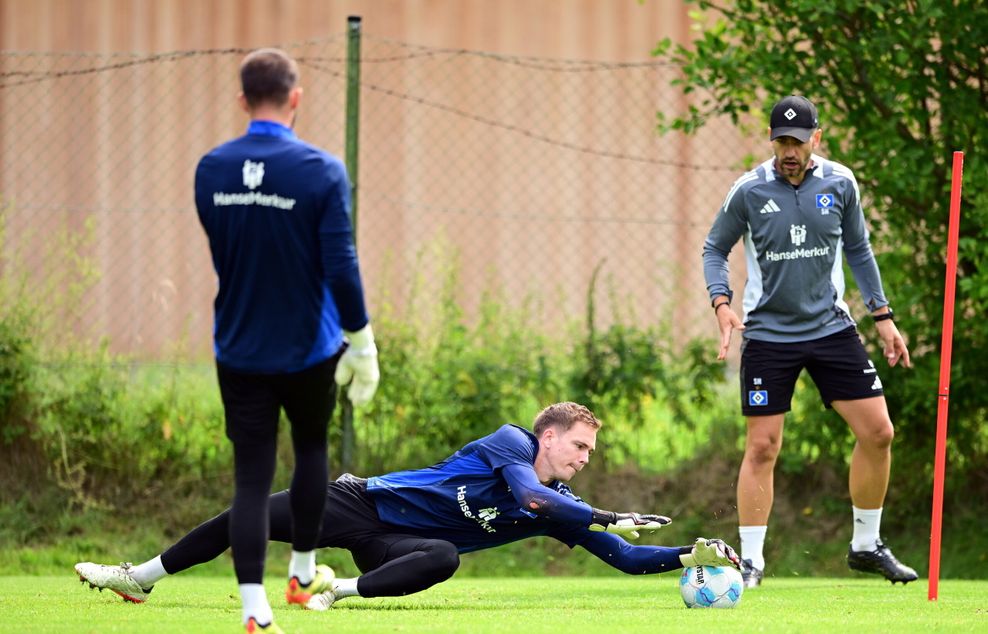 Matheo Raab hechtet nach einem Ball