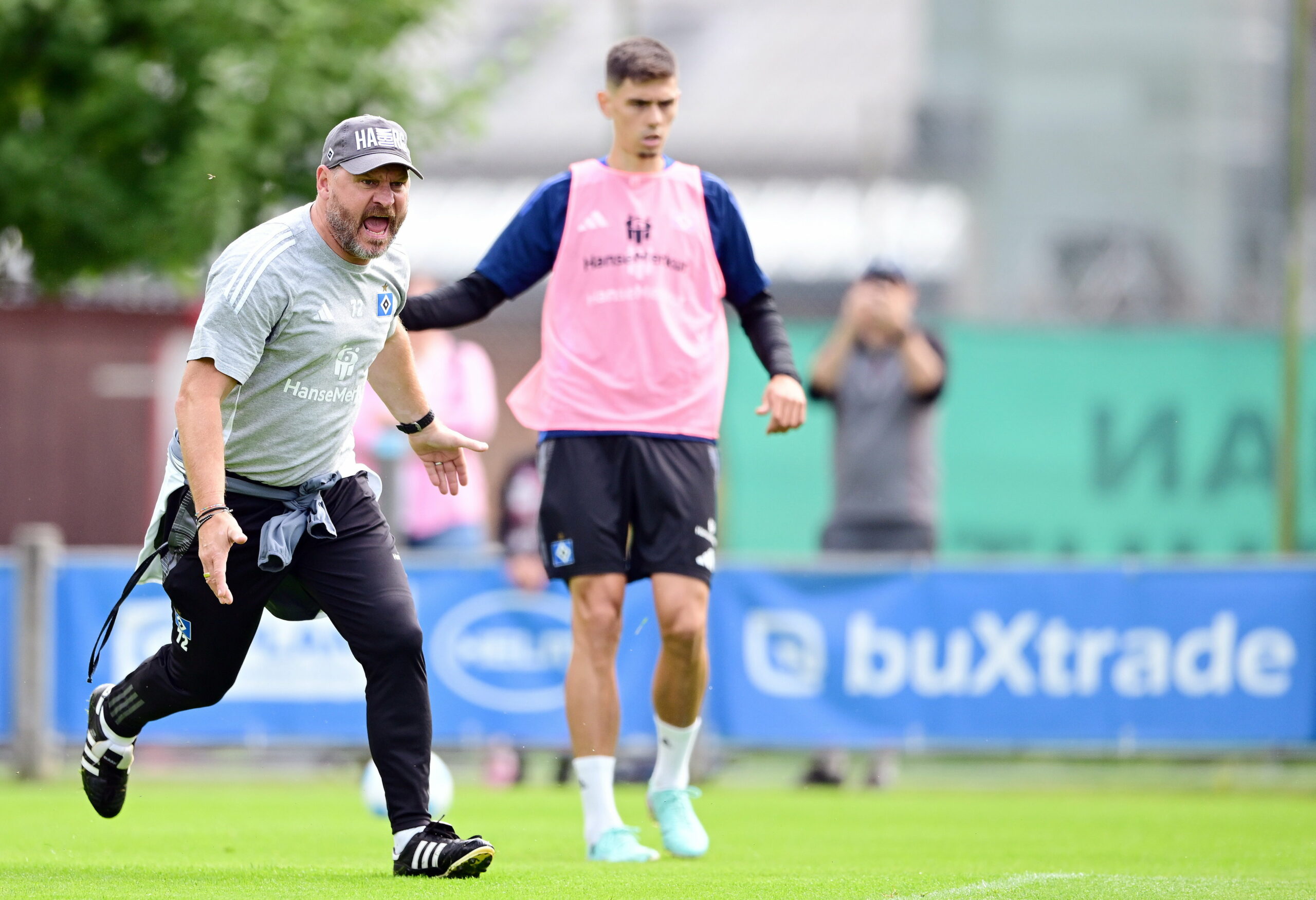 HSV-Trainer Baumgart läuft brüllend über den Trainingsplatz