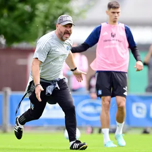 HSV-Trainer Baumgart läuft brüllend über den Trainingsplatz