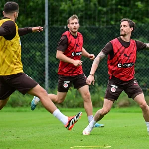 Simon Zoller, Lars Ritzka und Danel Sinani beim Handballspiel