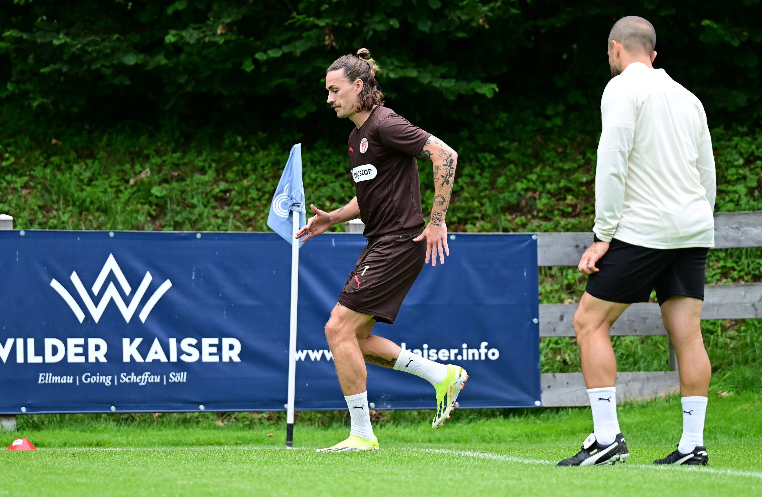 Jackson Irvine beim Training mit Karim Rashwan