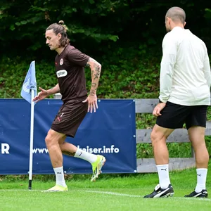 Jackson Irvine beim Training mit Karim Rashwan