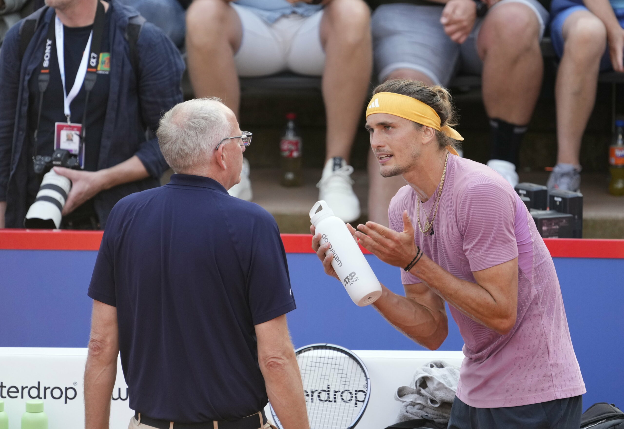 Alexander Zverev diskutiert emotional mit ATP Supervisor Hans Jürgen Ochs