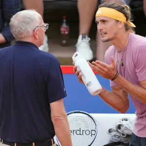 Alexander Zverev diskutiert emotional mit ATP Supervisor Hans Jürgen Ochs