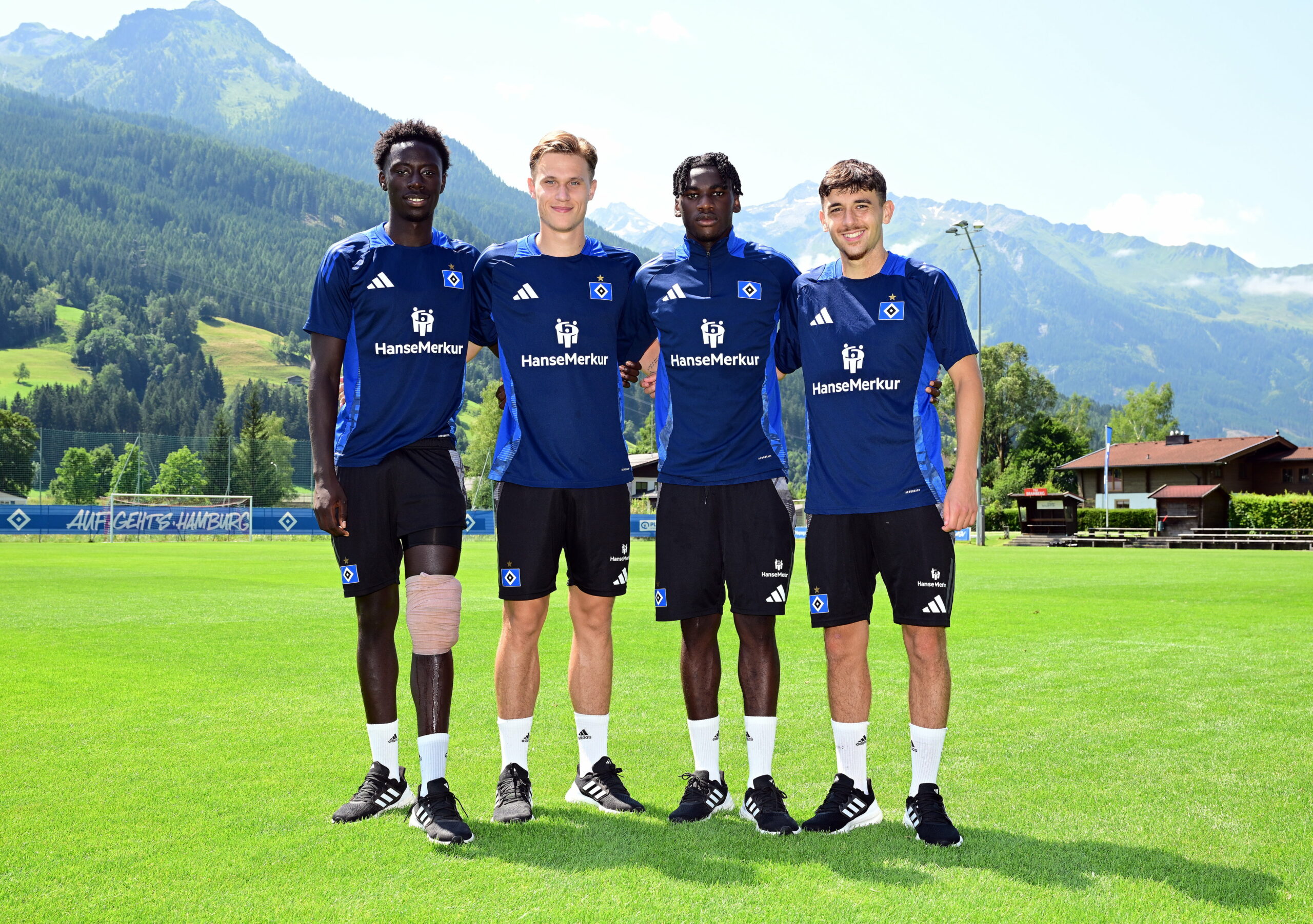 Omar Sillah, Luis Seifert, Fabio Baldé und Bilal Yalcinkaya stehen Arm in Arm auf dem Trainingsplatz