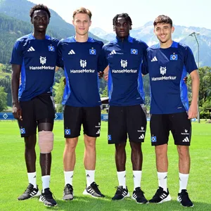 Omar Sillah, Luis Seifert, Fabio Baldé und Bilal Yalcinkaya stehen Arm in Arm auf dem Trainingsplatz