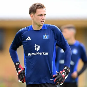 Matheo Raab schaut nachdenklich über den Trainingsplatz