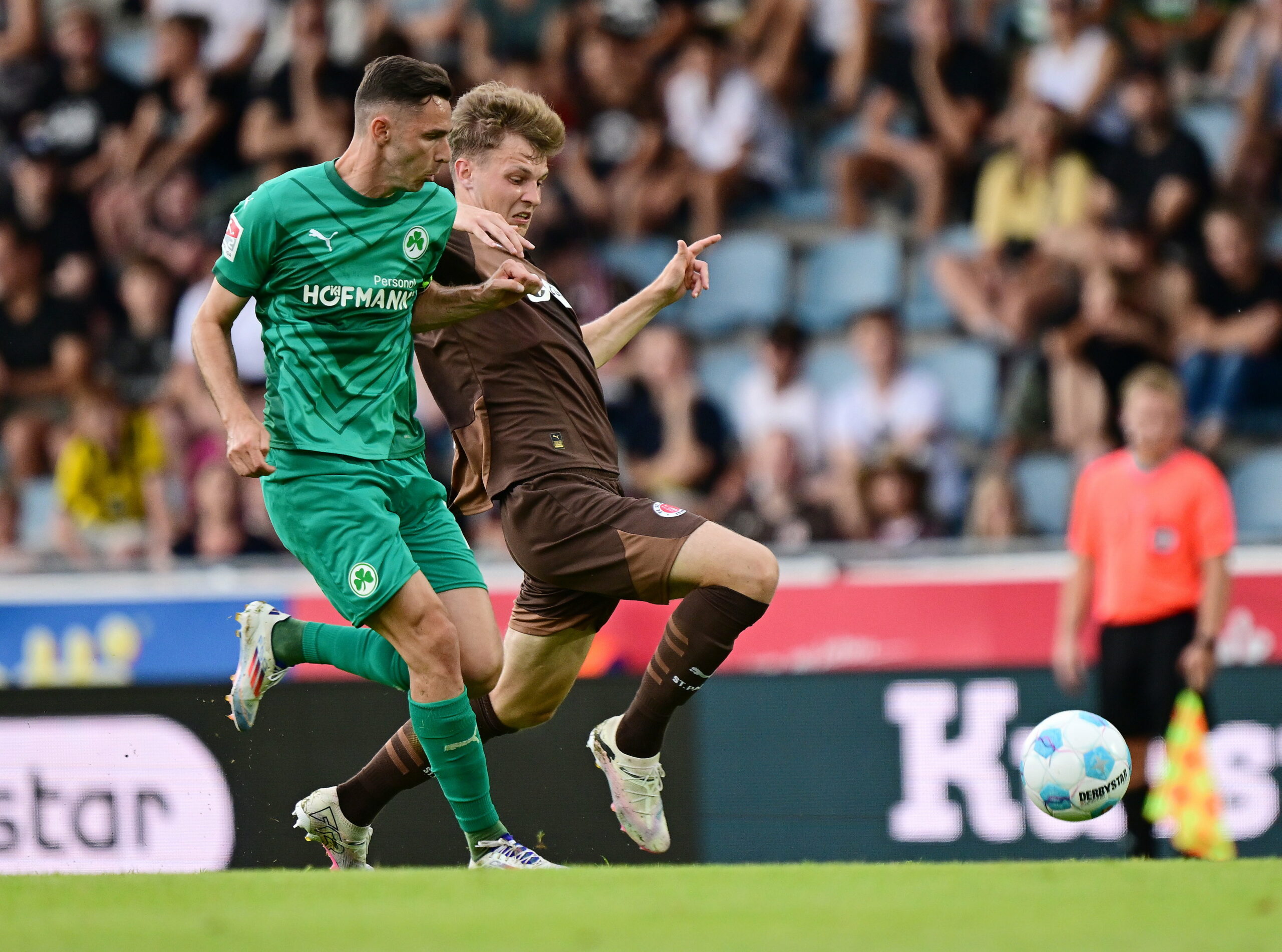 David Nemeth verliert den Ball vor dem 0:2 an Branimir Hrgota.