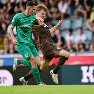 David Nemeth verliert den Ball vor dem 0:2 an Branimir Hrgota.