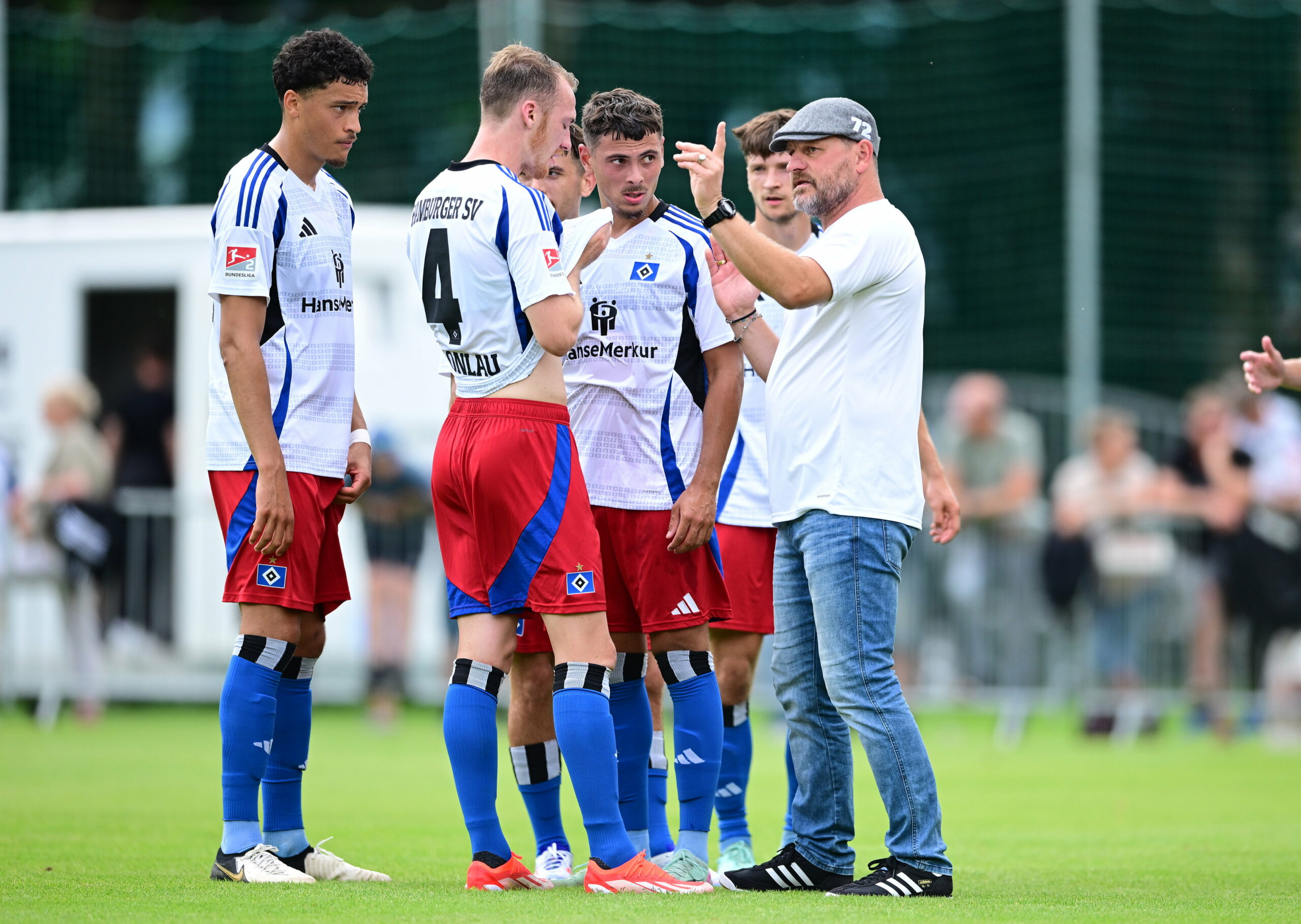 Steffen Baumgart gibt Jonas David, Sebastian Schonlau und William Mikelbrencis im HSV-Test gegen Nantes Anweisungen