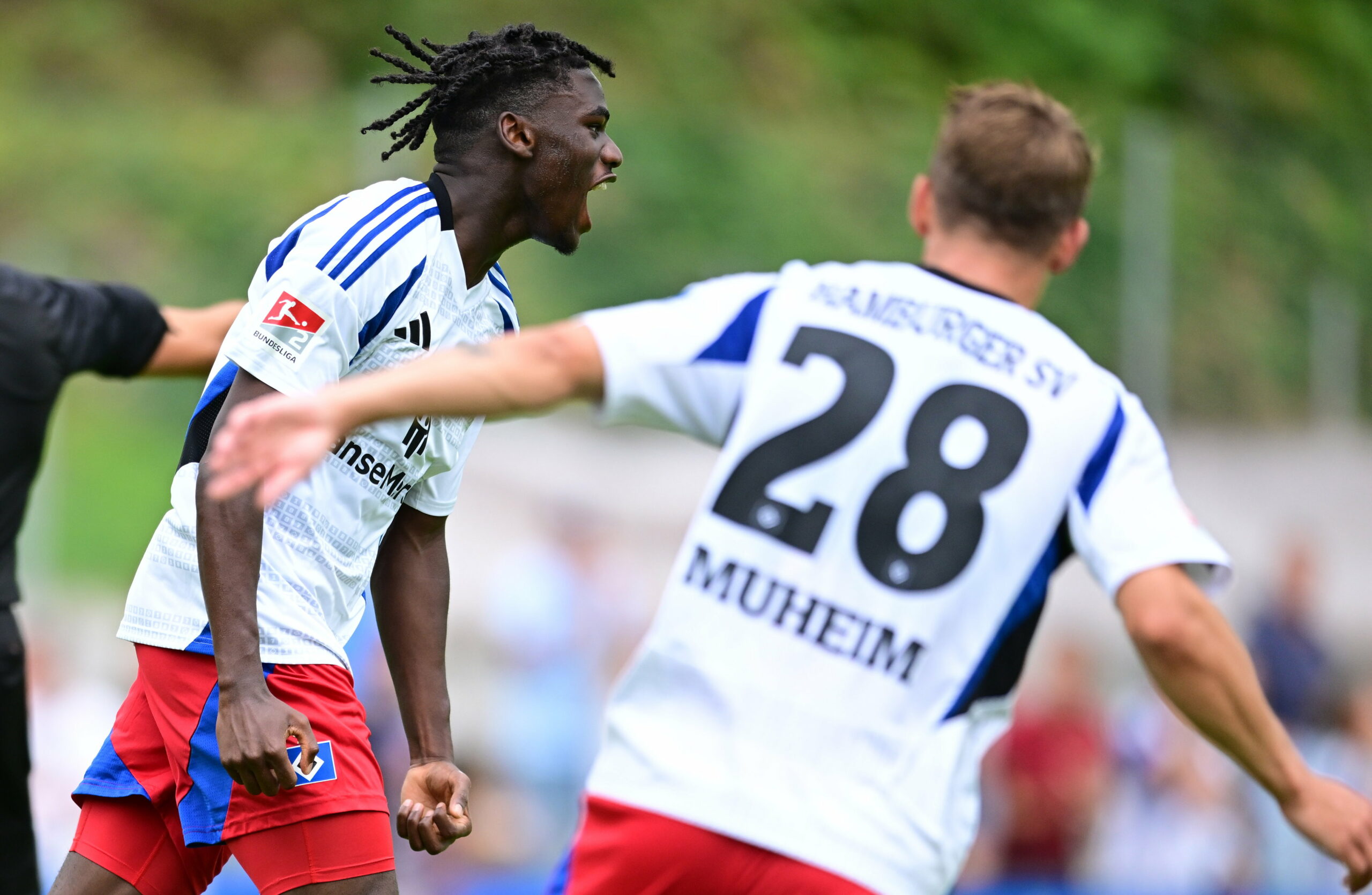 Fabio Baldé schreit seine Freude über sein erstes HSV-Tor heraus