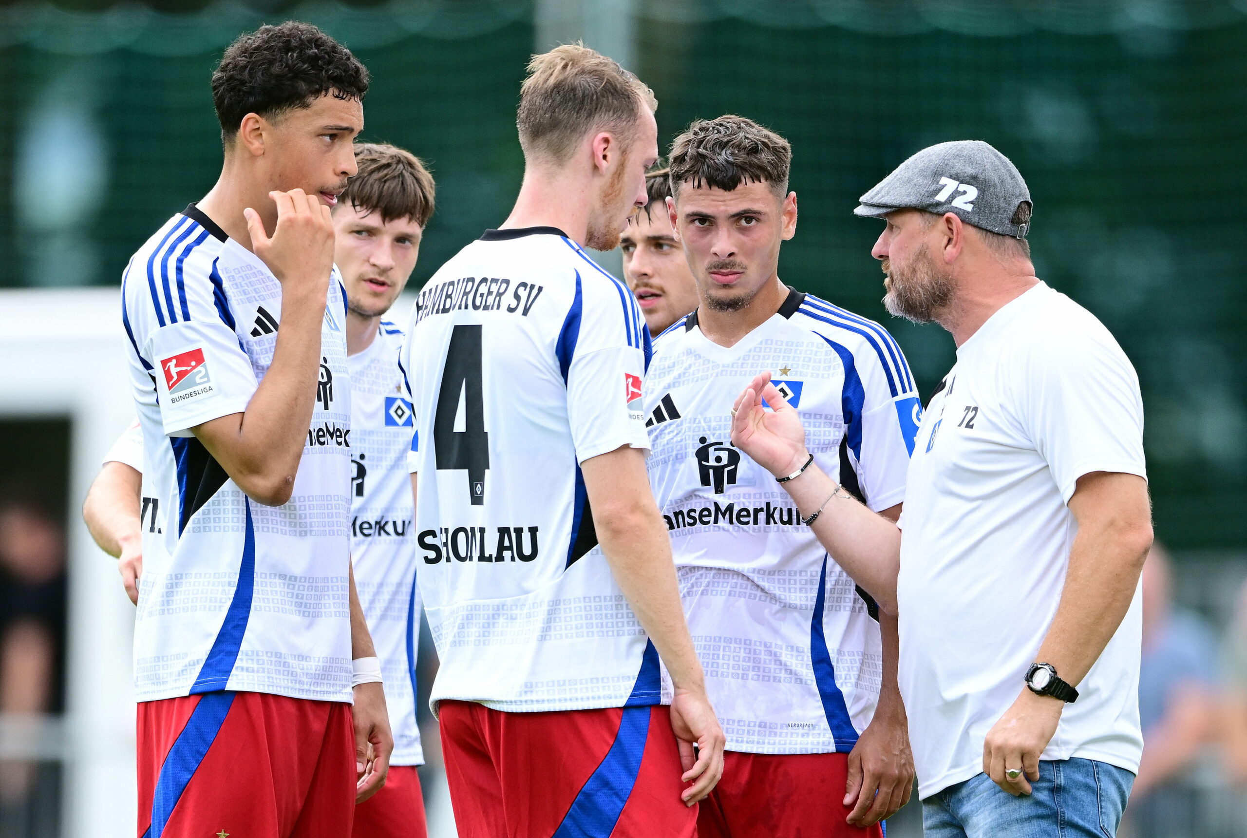 HSV-Trainer Steffen Baumgart im Austausch mit Jonas David, Noah Katterbach, Sebastian Schonlau, Bilal Yacinkaya und William Mikelbrencis