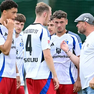 HSV-Trainer Steffen Baumgart im Austausch mit Jonas David, Noah Katterbach, Sebastian Schonlau, Bilal Yacinkaya und William Mikelbrencis