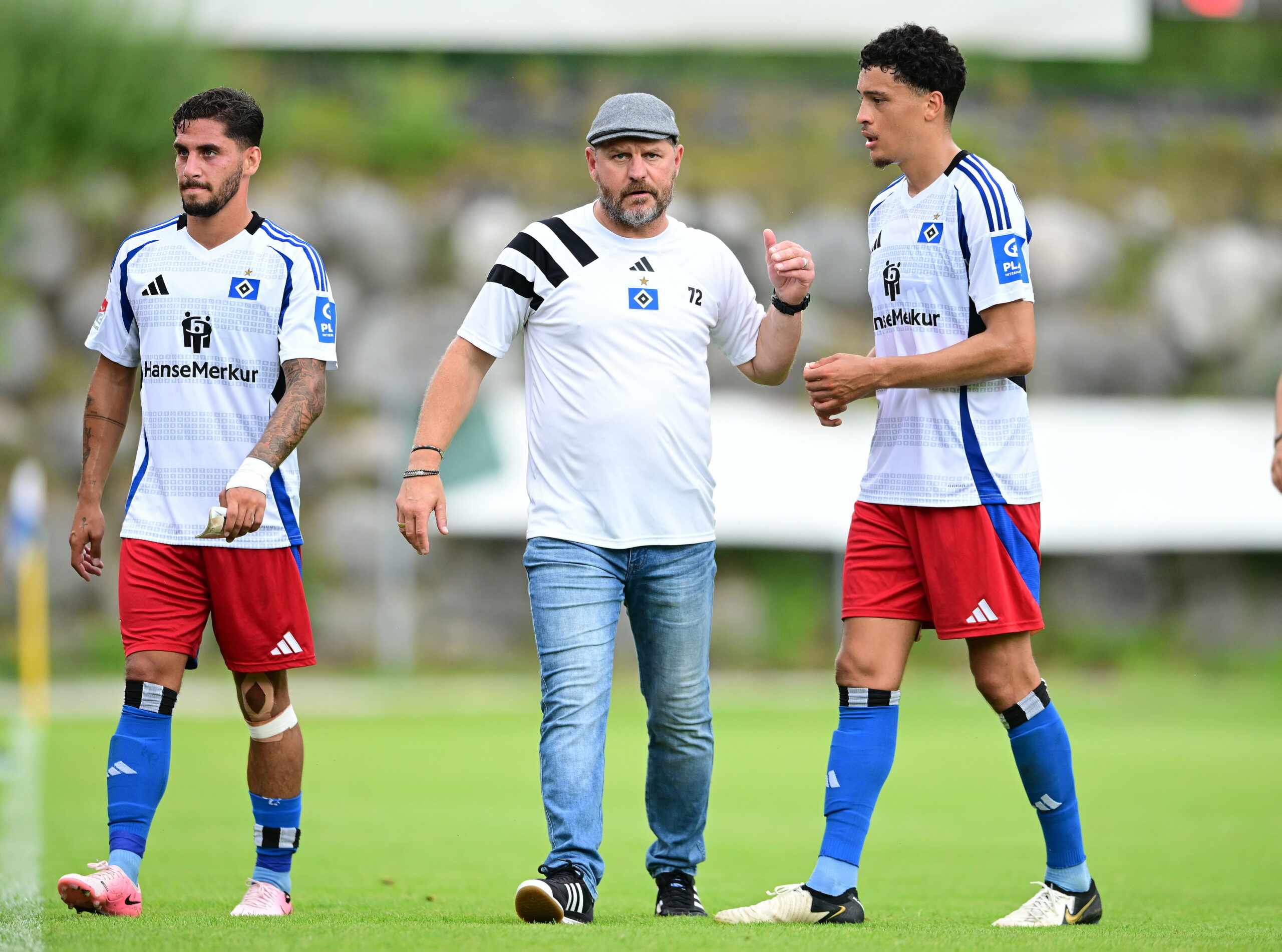 Für den HSV um Trainer Steffen Baumgart und seine Profis Ludovit Reis (l.) und Jonas David (r.) beginnt am Freitag in Köln die neue Zweitliga-Saison.