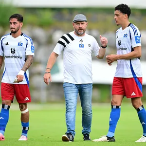 Für den HSV um Trainer Steffen Baumgart und seine Profis Ludovit Reis (l.) und Jonas David (r.) beginnt am Freitag in Köln die neue Zweitliga-Saison.