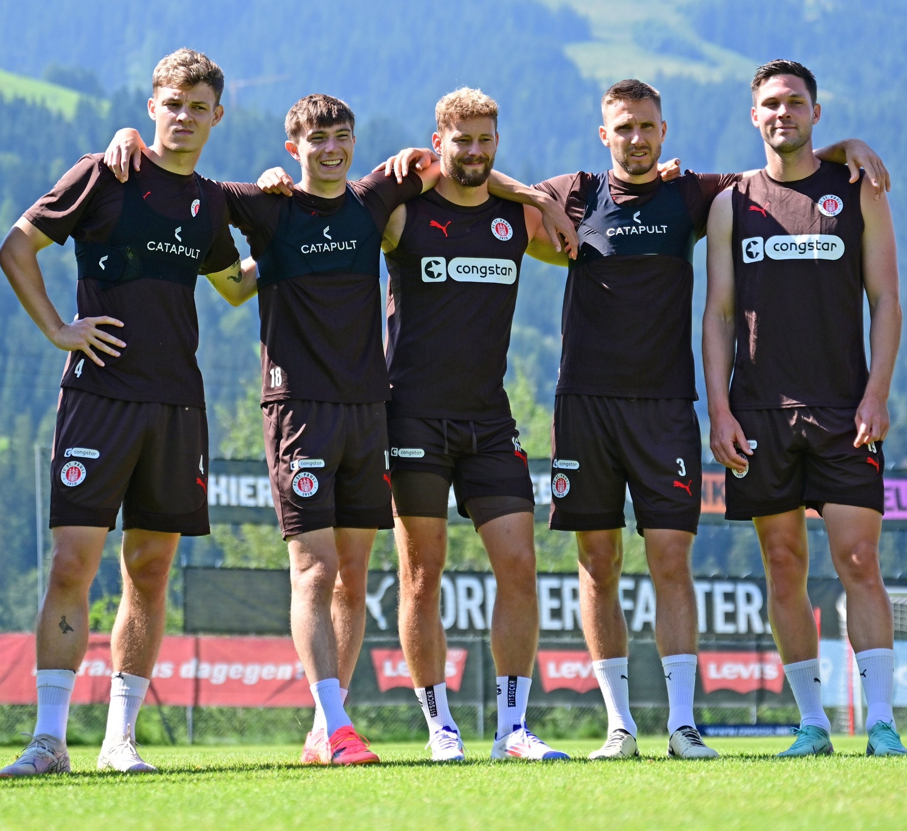 David Nemeth, Scott Banks, Carlo Boukhalfa, Karol Mets und Andreas Albers in Scheffau