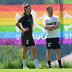 Jackson Irvine und James Morgan in Scheffau