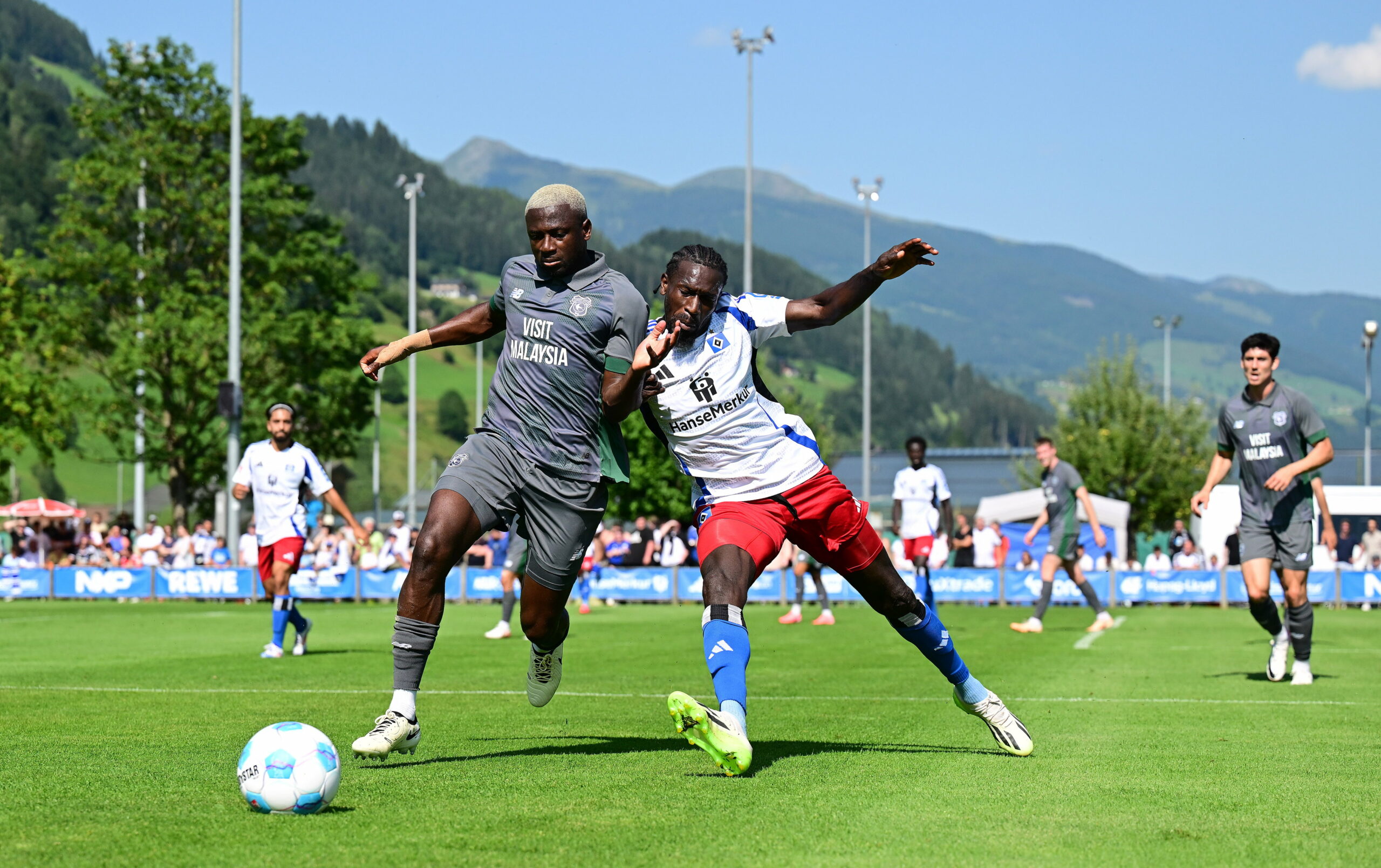 Der HSV hat in den meisten Zweikämpfen das Nachsehen (hier Bakery Jatta (r.) im Duell mit Jamilu Collins