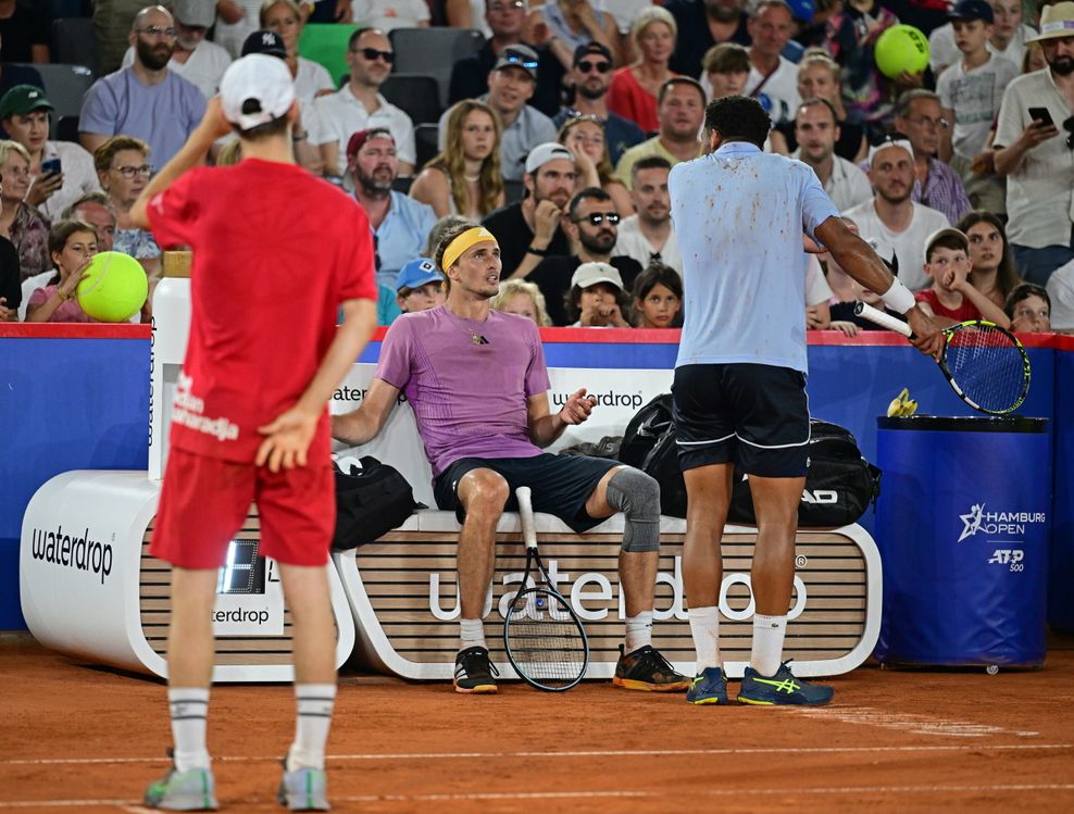 Arthur Fils redet auf Alexander Zverev ein