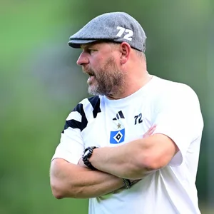 HSV-Trainer Steffen Baumgart hofft auf eine baldige Rückkehr seines Abwehrspielers Mario Vuskovic.