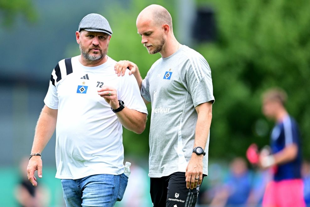 Steffen Baumgart unterhält sich mit seinem Co-Trainer René Wagner