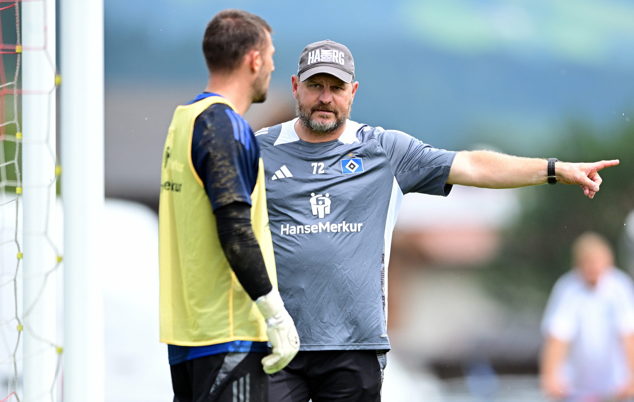 HSV-Trainer Steffen Baumgart im Austausch mit Torhüter Daniel Heuer Fernandes.