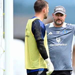HSV-Trainer Steffen Baumgart im Austausch mit Torhüter Daniel Heuer Fernandes.