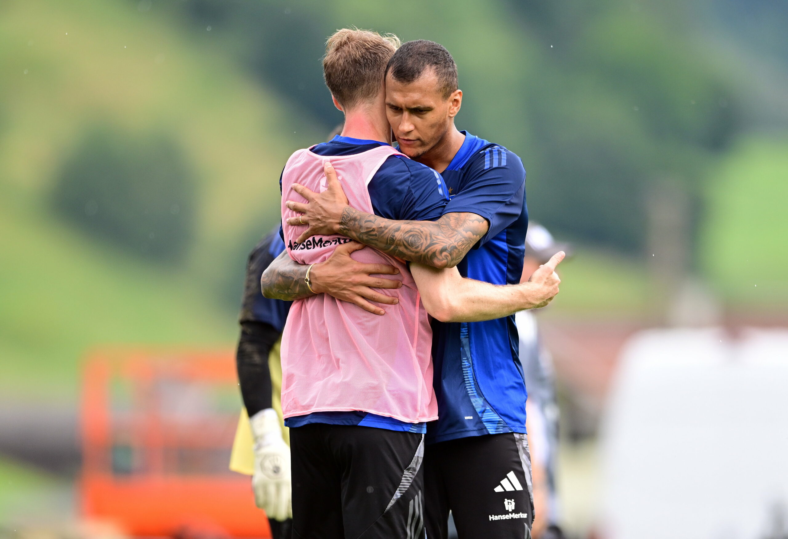 Sebastian Schonlau und Davie Selke umarmen sich beim HSV-Training in Bramberg