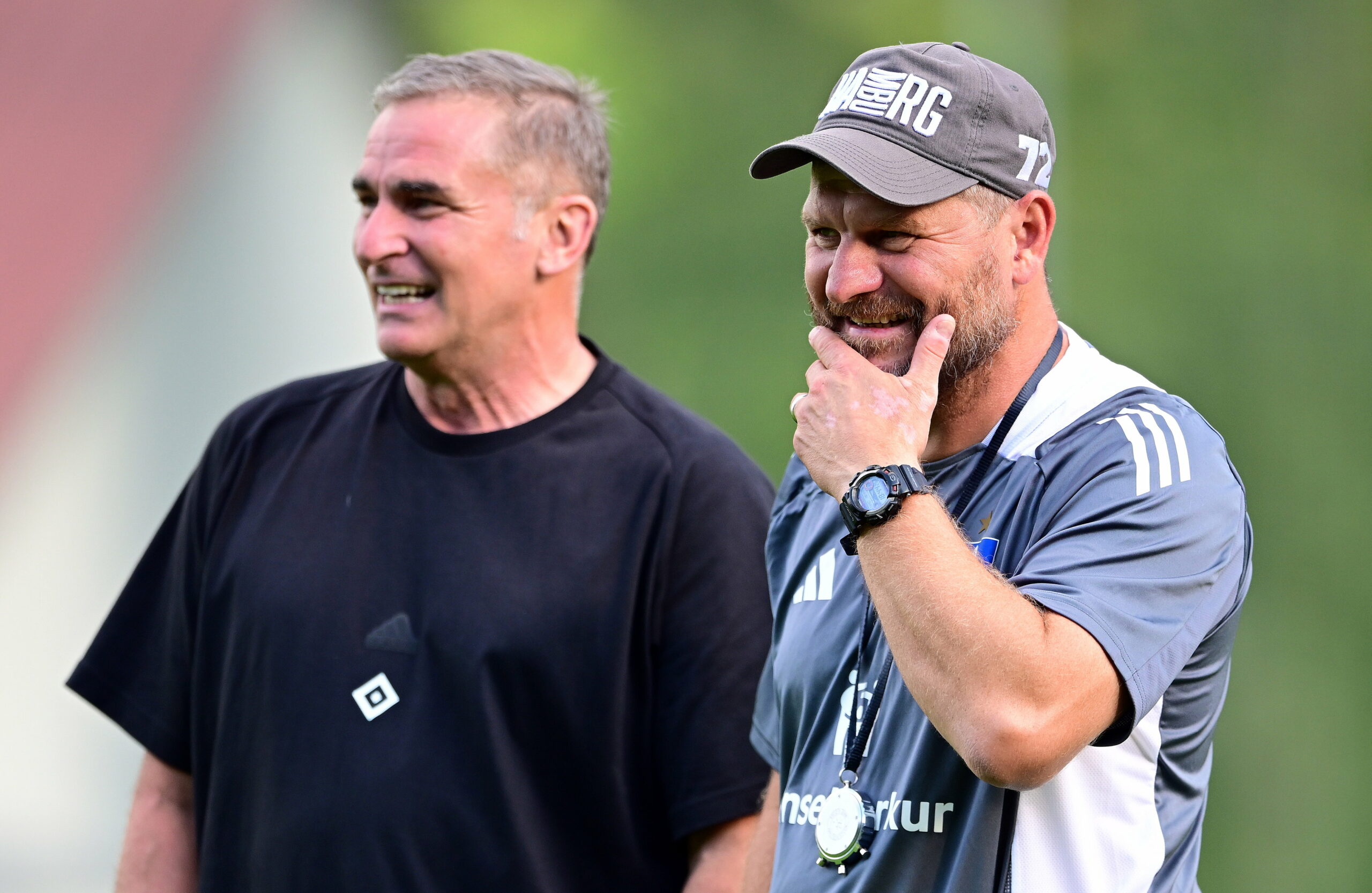 HSV-Boss Stefan Kuntz und Trainer Steffen Baumgart lachen