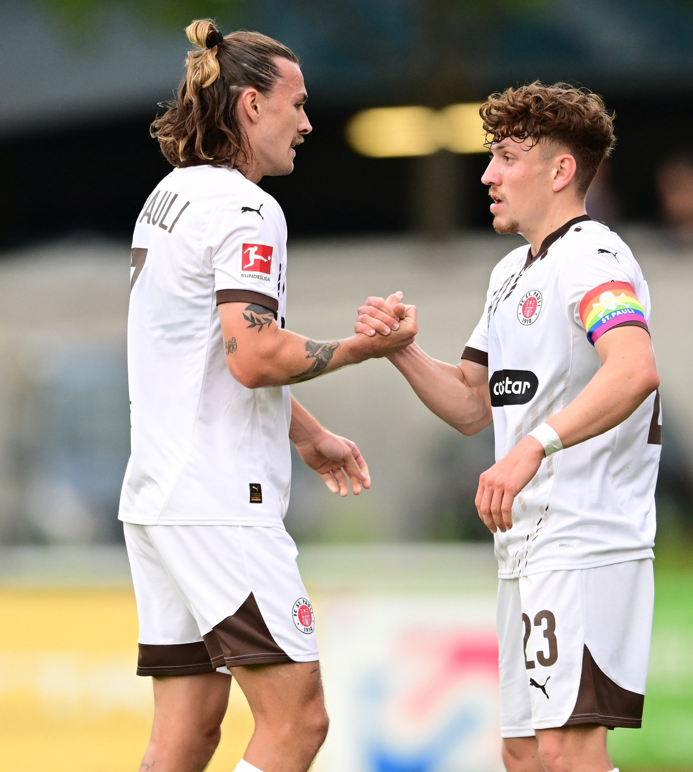 Jackson irvine klatscht mit Philipp Treu ab