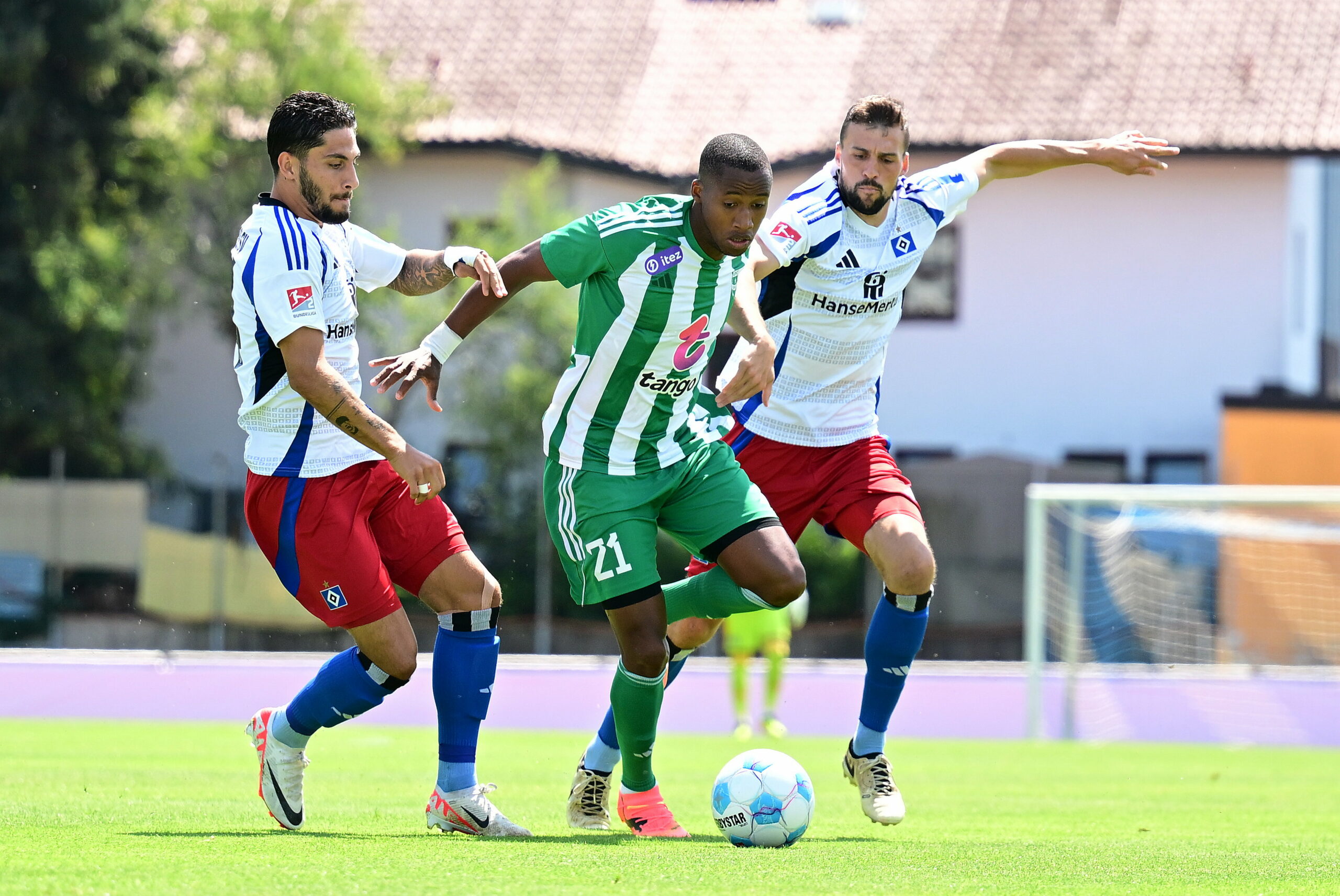 Ludovit Reis und Jonas Meffert jagen den Ball.