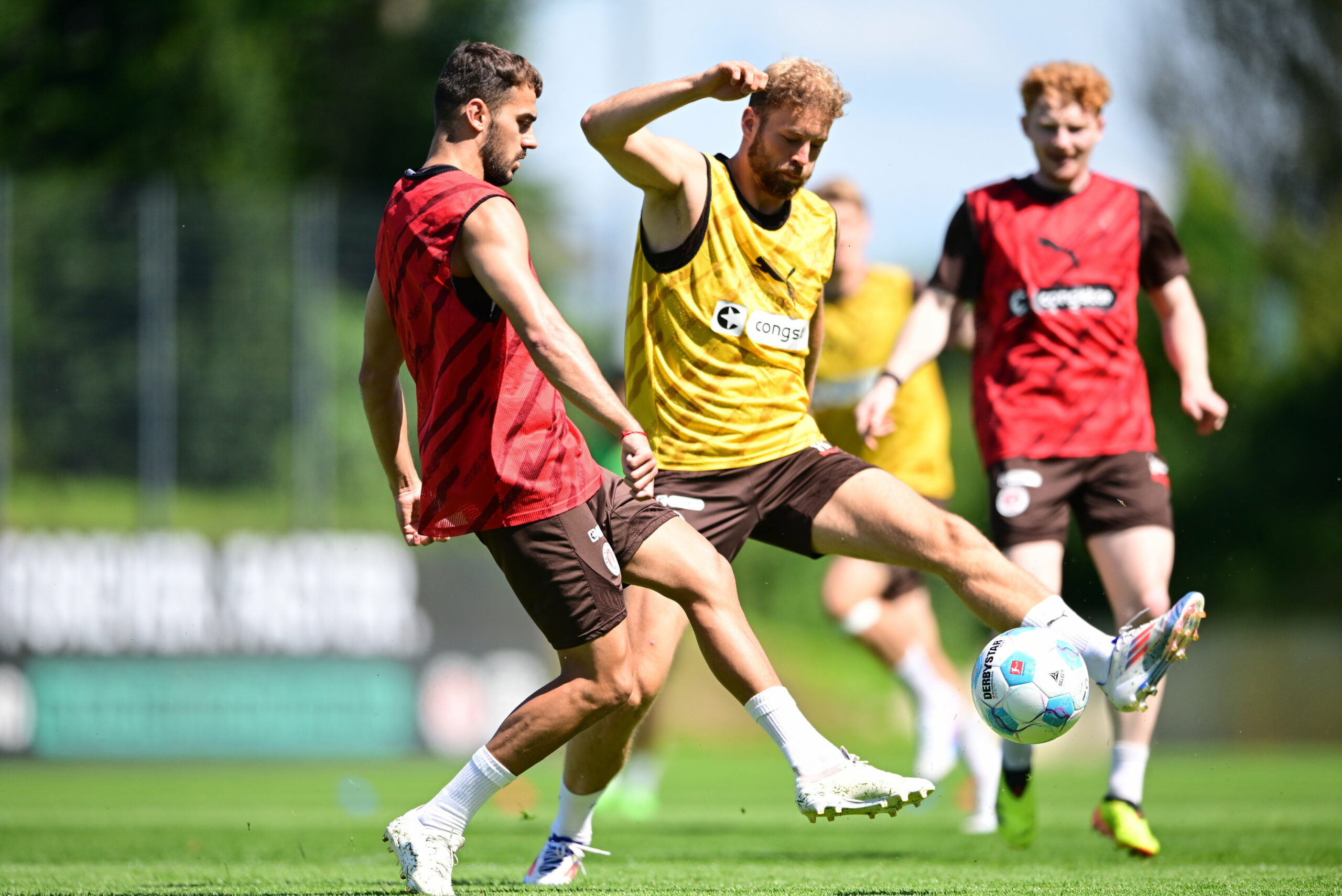 Rot gegen Gelb hieß es beim St. Pauli-Training mit Danel Sinani und Carlo Boukhalfa. Robert Wagner trug dabei das zur Haarfarbe passende Leibchen.