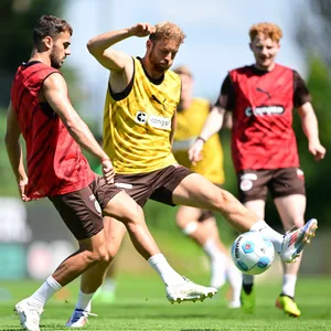 Rot gegen Gelb hieß es beim St. Pauli-Training mit Danel Sinani und Carlo Boukhalfa. Robert Wagner trug dabei das zur Haarfarbe passende Leibchen.