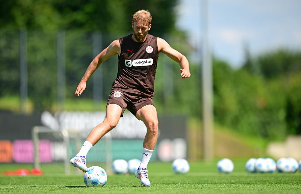 Carlo Boukhalfa beim St. Pauli-Training am Montag