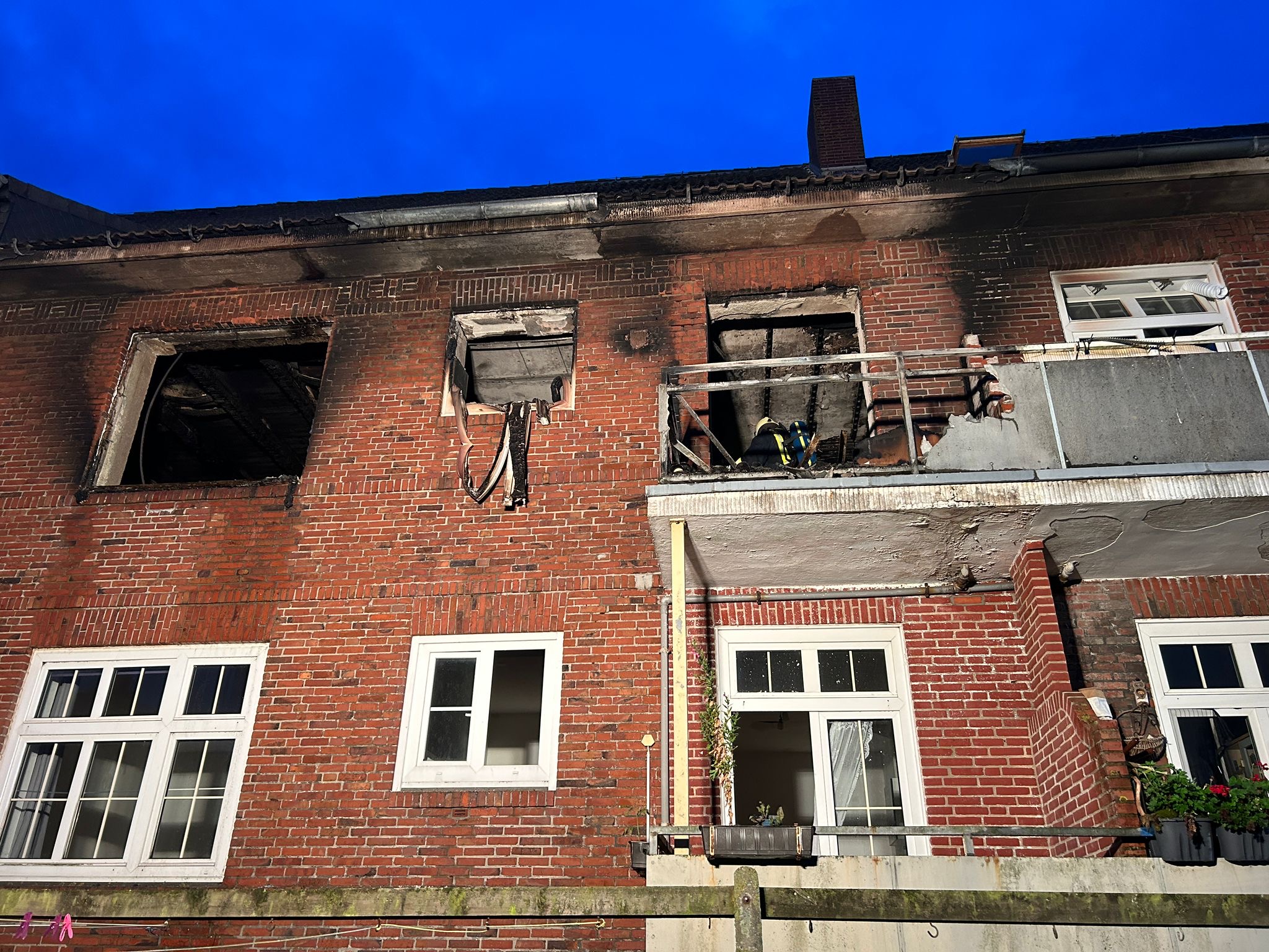 Die Familie sprang aus dem ersten Obergeschoss, um sich vor dem Feuer zu retten.