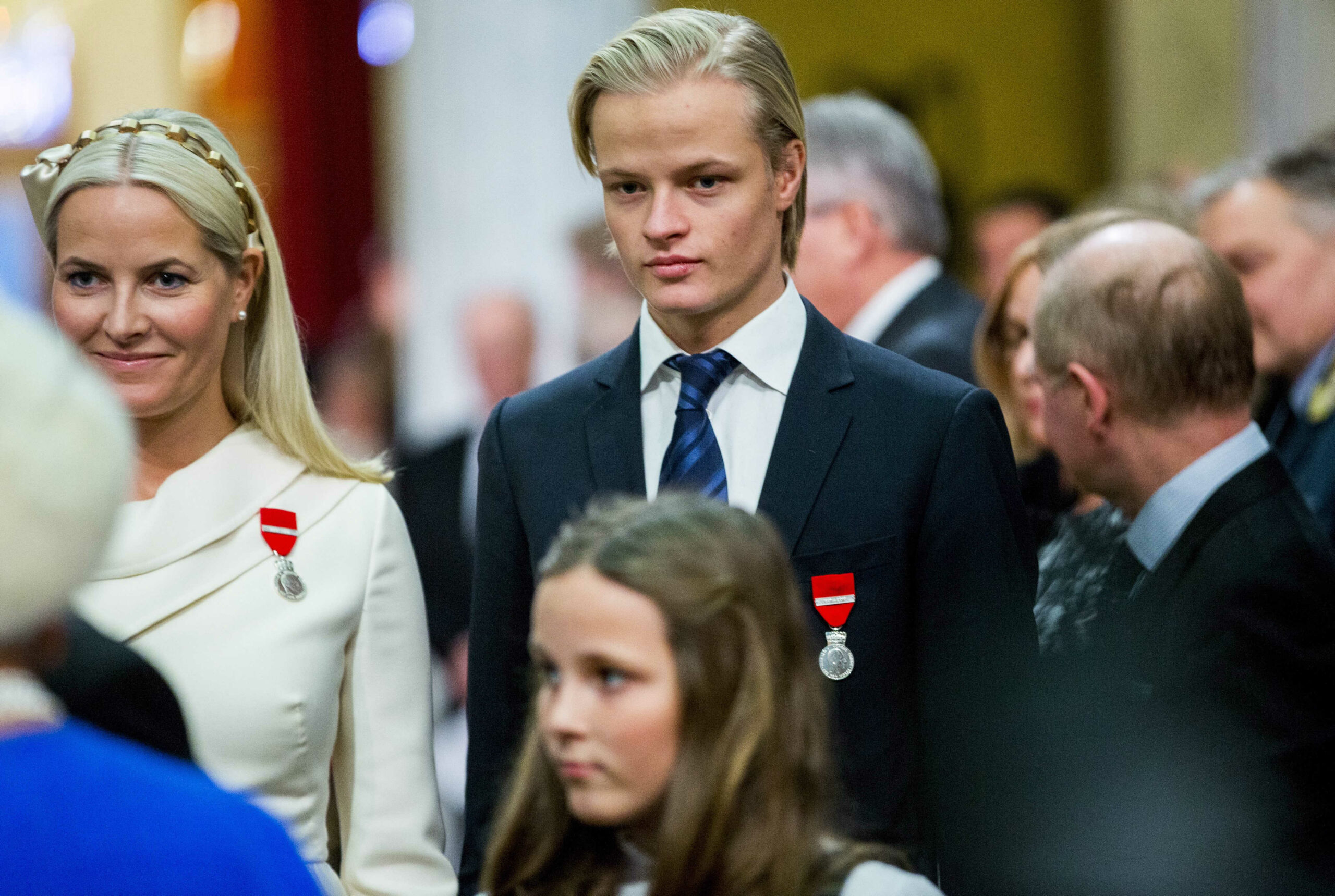 Kronprinzessin Mette-Marit von Norwegen (l) und ihr Sohn Marius Borg Høiby.