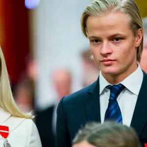 Kronprinzessin Mette-Marit von Norwegen (l) und ihr Sohn Marius Borg Høiby.