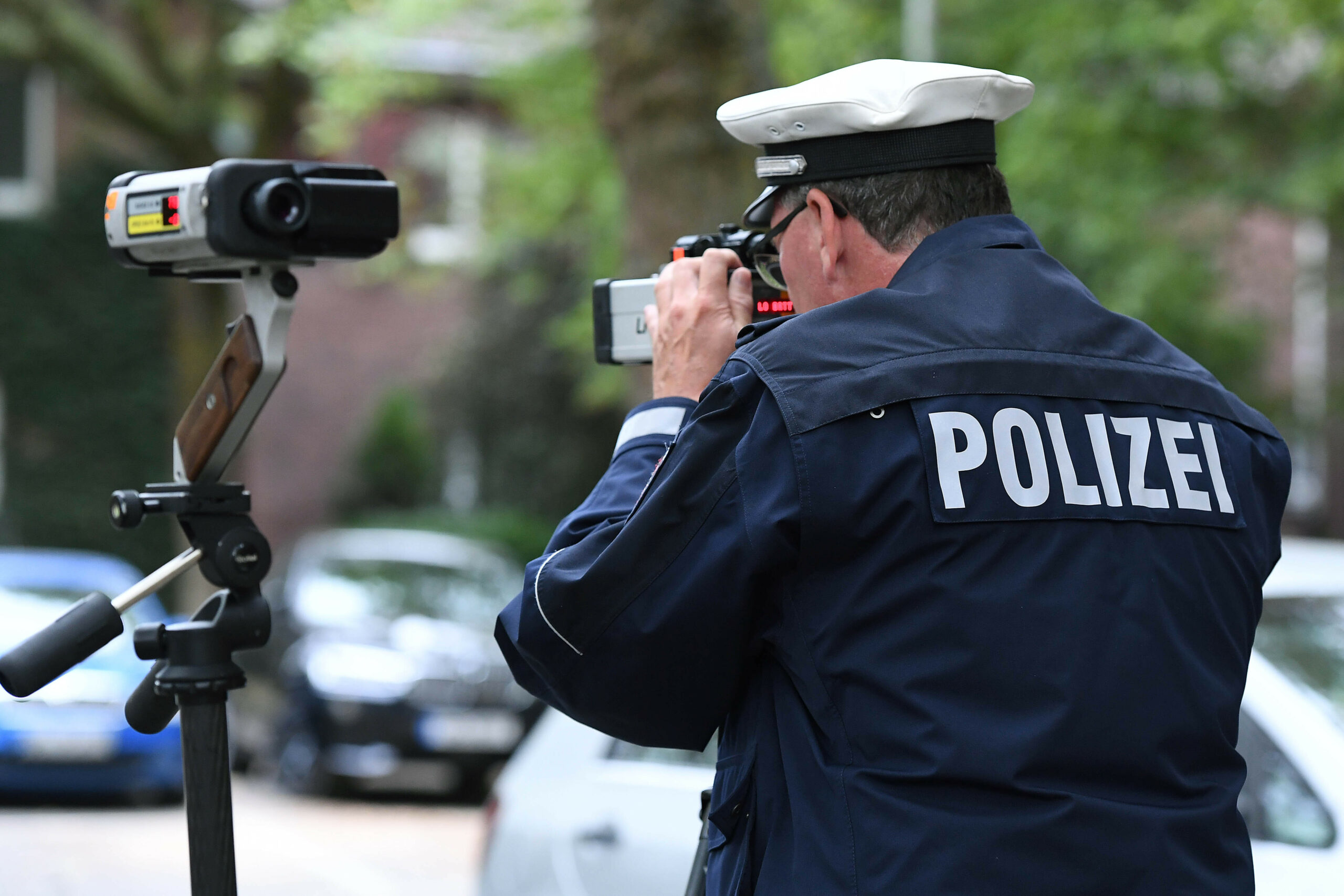 Ein Polizeibeamter bei der Geschwindigkeitsmessung.