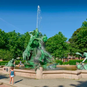 Der Stuhlmannbrunnen im Park am Platz der Republik.