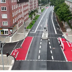 Die Königstraße wurde im ersten Abschnitt zur „Straße der Zukunft“ umgebaut. Das bedeutet abgetrennte Rad- und Gehwege sowie neue Grünflächen.