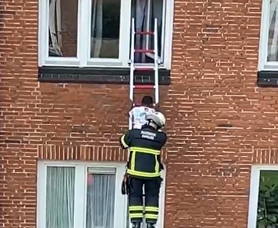 Über eine Steckleiter wurde der Zehnjährige von der Feuerwehr gerettet.