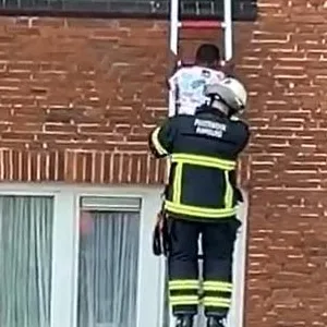 Über eine Steckleiter wurde der Zehnjährige von der Feuerwehr gerettet.
