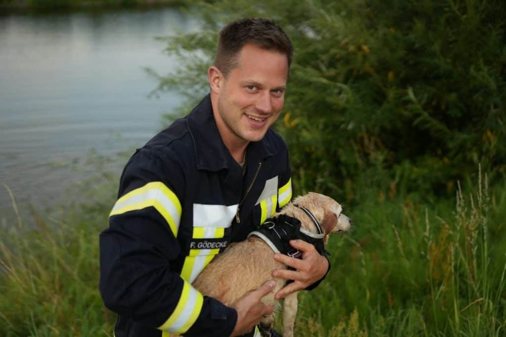 Feuerwehrmann Finn Gödecke mit dem geretteten Candy.