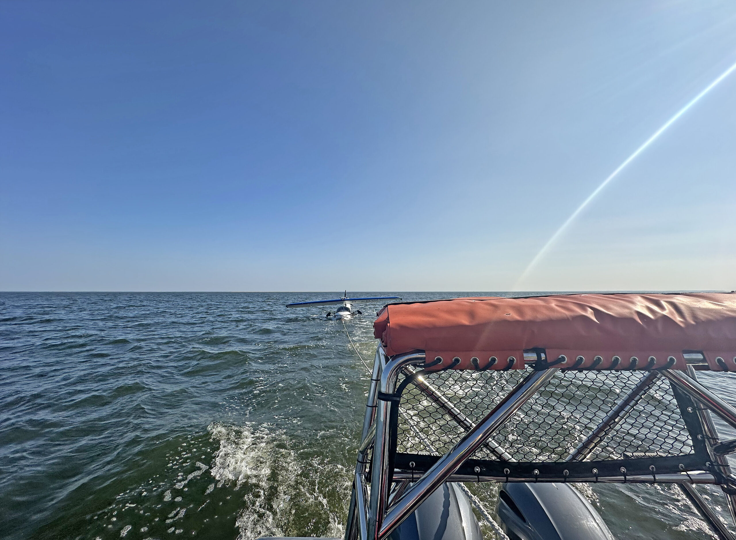 Mit einem Seil schleppten die Seenotretter das Wasserflugzeug ab.