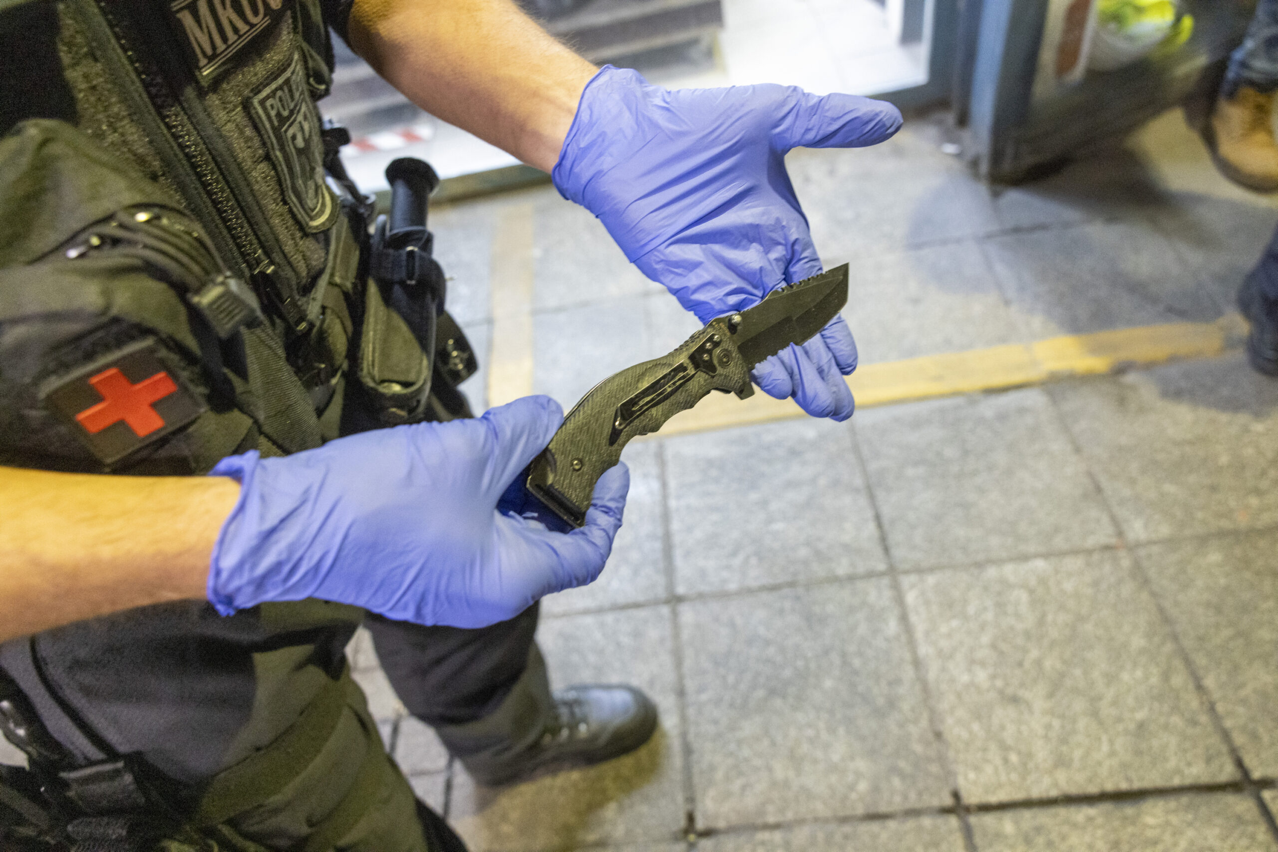 März 2024: Ein Beamter der Bundespolizei präsentiert ein am Hauptbahnhof sichergestelltes Messer.