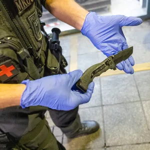 März 2024: Ein Beamter der Bundespolizei präsentiert ein am Hauptbahnhof sichergestelltes Messer.