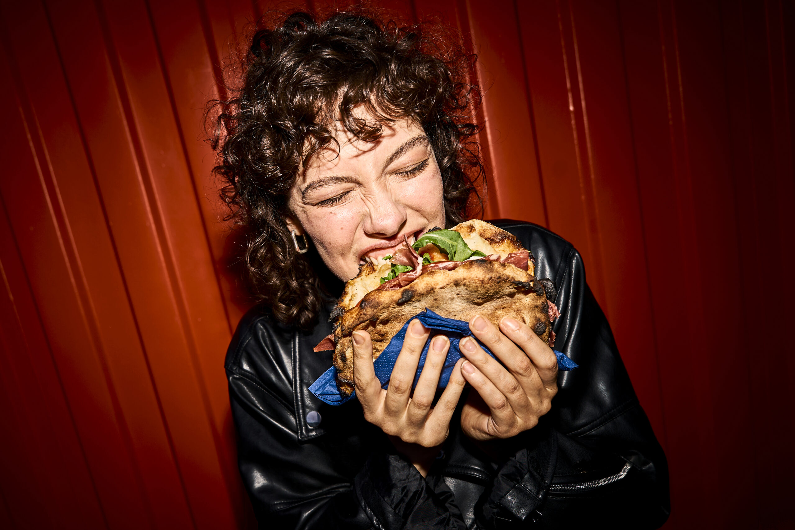 Die Pizza-Sandwiches werden mit frischen Zutaten gefüllt.