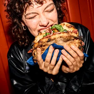 Die Pizza-Sandwiches werden mit frischen Zutaten gefüllt.